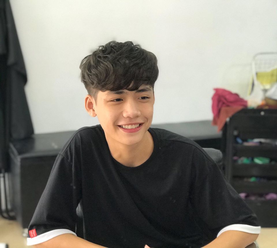 Hot boy streamer 2k4 điển trai trong nụ cười đầy tự tin khiến hội chị em đua nhau đòi làm "máy bay"