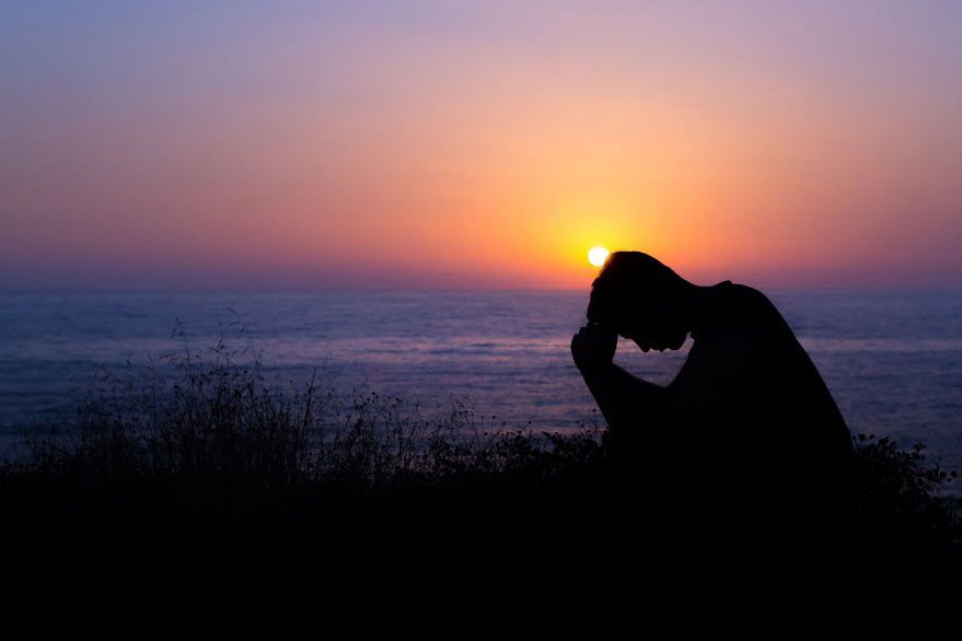 Hình ảnh buồn khóc đẹp nhất | Sunset, Man praying, Speaking in tongues