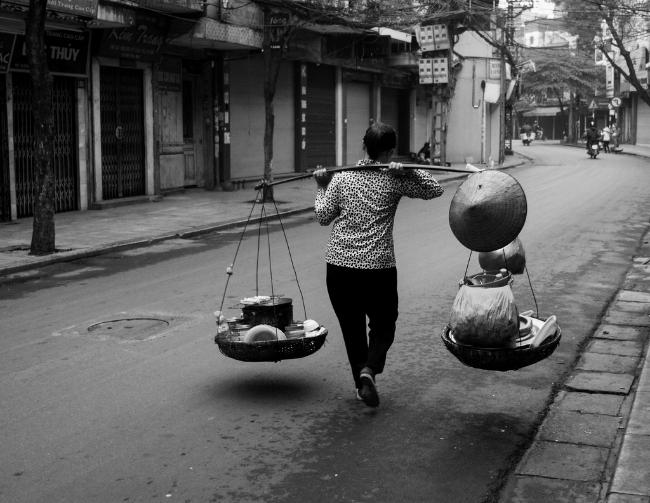 Hình ảnh mẹ gánh hàng rong