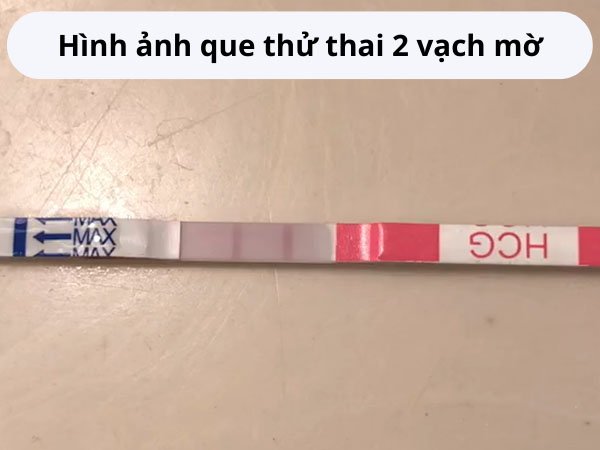 Hình ảnh que thử thai 2 vạch mờ tự chụp