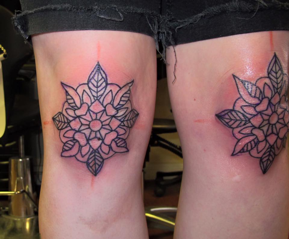 Kiểu tattoo đơn giản để che sẹo ở đầu gối