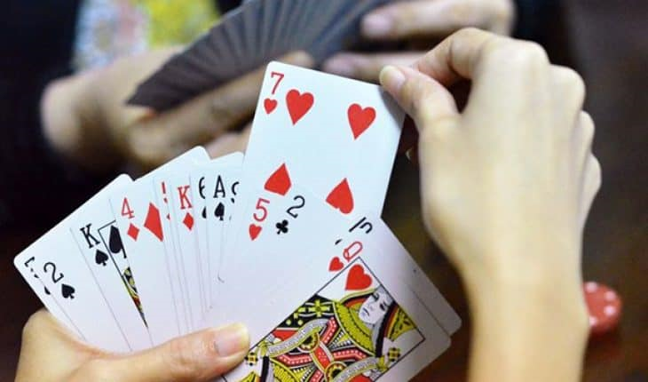 Trò chơi bài, ai thua phải trả tiền cà phê: có bị phạt không?