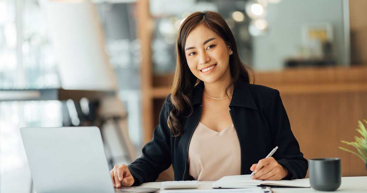 Nhân viên bán hàng là gì? Vai trò, công việc và kỹ năng cần thiết