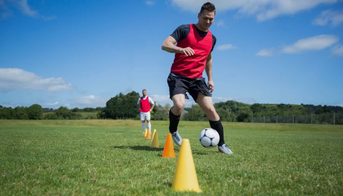 Kỹ Năng Rê Bóng Là Gì? Cách Kiểm Soát Bóng Mượt Mà Như Messi