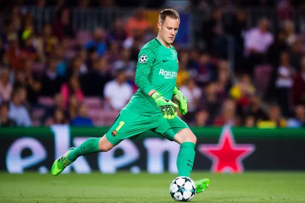 Luật phát bóng lên: Thủ môn có thể ghi bàn không?