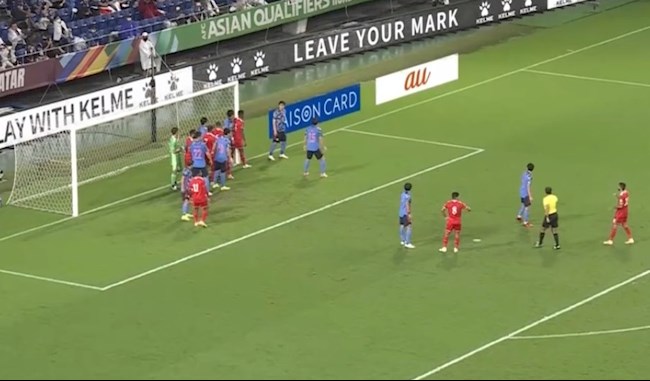 Màn đá phạt góc khó chịu của Oman có phạm luật?