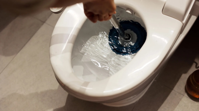 Sử dụng áp lực nước mạnh để thông bồn cầu