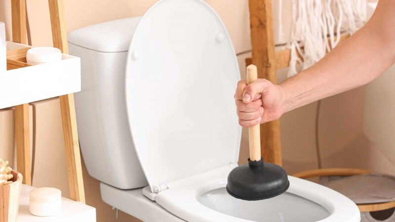 Sử dụng pittông thông bồn cầu đúng cách